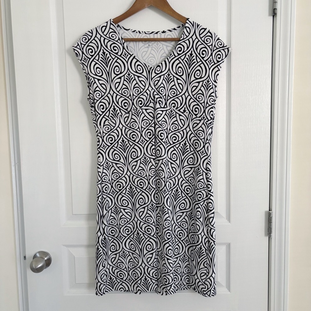 Title Nine Black & White V Neck Dress Medium Summer Athleisure